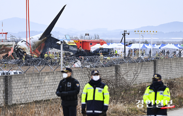 무안 제주항공 참사 이튿날인 30일 오전 전남 무안국제공항에서 관계자들이 사고 현장을 조사하고 있다. 2024.12.30 /이지훈기자 jhlee@kyeongin.com