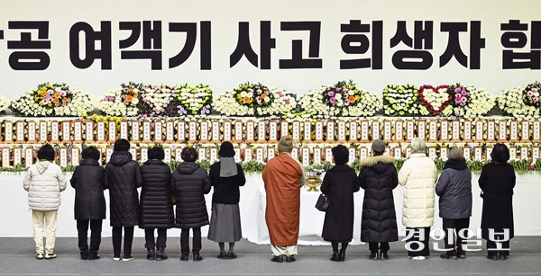 30일 오후 전남 무안종합스포츠파크에 마련된 제주항공 여객기 희생자 합동분향소에서 조문객들이 헌화하고 있다. 2024.12.30 /이지훈기자 jhlee@kyeongin.com