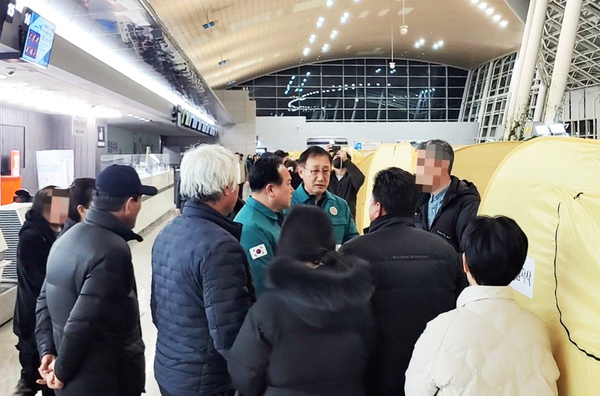 이권재 오산시장이 29일 무안공항을 찾아 피해자 유가족을 만나고 있다. 2024.12.29 /이권재 오산시장 SNS 캡처