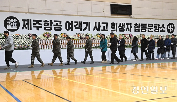 30일 오후 전남 무안종합스포츠파크에 마련된 제주항공 여객기 희생자 합동분향소에서 조문객들이 헌화하고 있다. 2024.12.30 /이지훈기자 jhlee@kyeongin.com