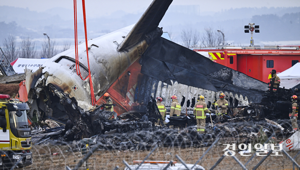 무안 제주항공 참사 이튿날인 30일 오전 전남 무안국제공항에서 관계자들이 사고 현장을 조사하고 있다. 2024.12.30 /이지훈기자 jhlee@kyeongin.com