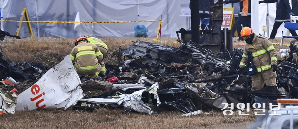 무안 제주항공 참사 이튿날인 30일 오전 전남 무안국제공항에서 관계자들이 사고 현장을 조사하고 있다. 2024.12.30 /이지훈기자 jhlee@kyeongin.com