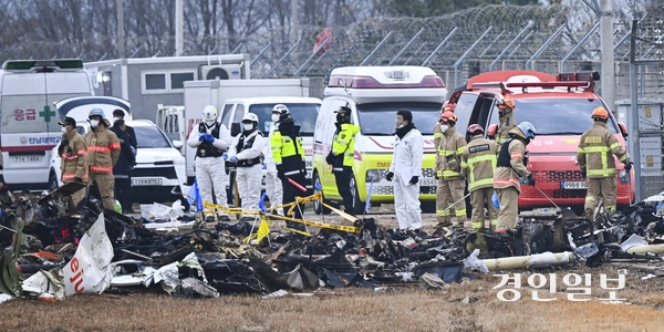 무안 제주항공 참사 이튿날인 30일 오전 전남 무안국제공항에서 관계자들이 사고 현장을 조사하고 있다. 2024.12.30 /이지훈기자 jhlee@kyeongin.com