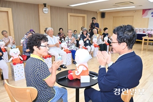 하남시 AI 건강관리 로봇 ‘하남이’ 전달식에 참석한 한 어르신들이 하남이를 직접 시연해보고 있다. /하남시 제공