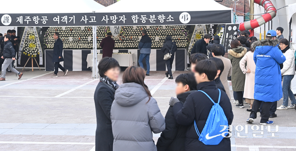 30일 오후 오산시청 앞에 마련된 무안공항 제주항공 여객기 사고 사망자 합동분향소를 찾은 시민들이 헌화하고 있다. 2024.12.30 /최은성기자 ces7198@kyeongin.com
