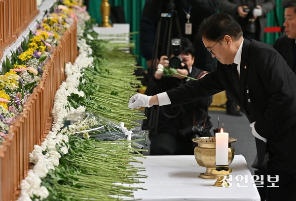 우원식 국회의장이 30일 오후 전남 무안종합스포츠파크에 마련된 제주항공 여객기 사고 희생자 합동분향소를 찾아 헌화하고 있다. 2024.12.30 /이지훈기자 jhlee@kyeongin.com