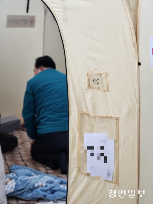 30일 전남 무안국제공항에 마련된 유가족 텐트에서 이권재 오산시장이 제주항공 여객기 참사 유가족을 만나 이야기를 듣고 있다.  2024.12.30 /김형욱기자 uk@kyeongin.com