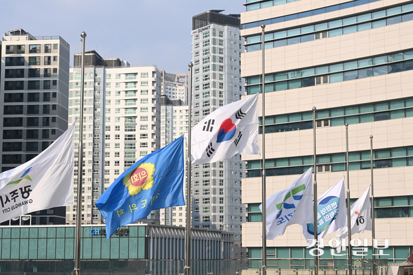 무안공항 제주항공 여객기 참사로 국가애도기간인 30일 오전 경기도청에 희생자들을 애도하기 위한 조기가 게양되어 있다. 2024.12.30 /최은성기자 ces7198@kyeongin.com
