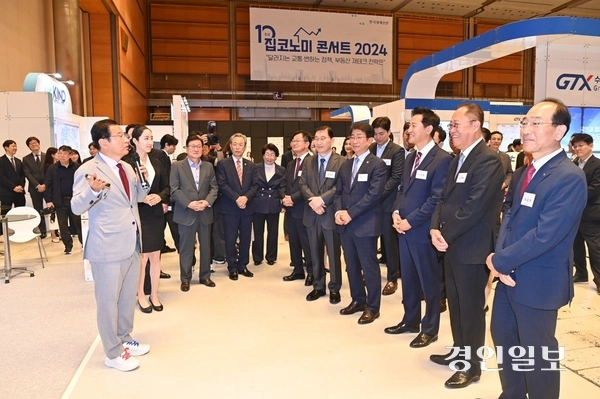 이현재 하남시장이 지난 9월 서울 코엑스에서 열린 ‘제10회 집코노미 박람회 2024’서 박상우 국토부 장관, 오세훈 서울시장 등 주요 내빈을 만나 캠프콜번과 K-스타월드 사업 추진에 대해 설명하고 있다./하남시 제공