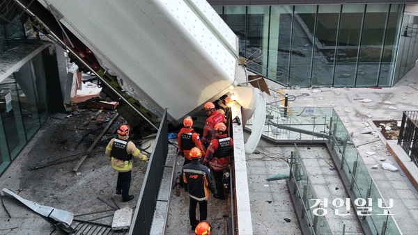 30일 오전 성남시 중원구 상대원동에서 5t 화물차가 지식산업센터 건물 2층에서 1층으로 추락했다. 2024.12.30 /경기도소방재난본부 제공.