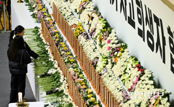 30일 오후 전남 무안종합스포츠파크에 마련된 제주항공 여객기 희생자 합동분향소에서 조문객들이 헌화하고 있다. 2024.12.30 /이지훈기자 jhlee@kyeongin.com