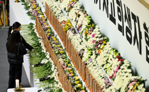 눈물바다 된 공항… “뭐라도 거들고 싶어” 시민들 함께 애통 [무안 제주항공 참사]