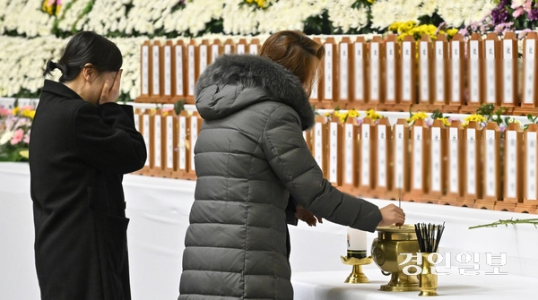 30일 전남 무안군 무안종합스포츠파크에 마련된 제주항공 여객기 사고 희생자 합동분향소에서 조문객들이 오열하고 있다. 2024.12.30 /이지훈기자 jhlee@kyeongin.com