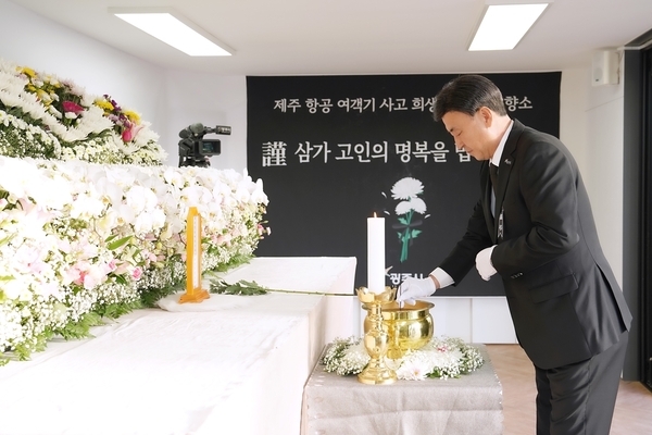 경기광주역 앞 광장(관광안내소)에 설치된 무안 여객기 참사 희생자 합동분향소에서 방세환 광주시장이 헌화하고 있다. 2024.12.31 / 광주시 제공