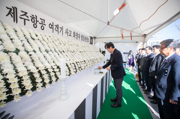 31일 인천 서구청 2청사 앞에 마련된 제주항공 여객기 사고 희생자 합동분향소를 찾은 강범석 서구청장. 2024.12.31 /서구 제공