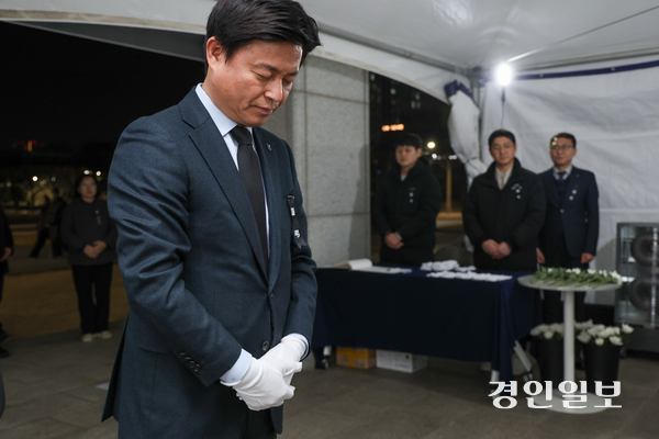 조용익 부천시장이 지난 30일 시청사 1층에 마련된 항공참사 합동분향소를 찾아 희생자 들의 명복을 빌고 있다. 2024.12.30 /부천시 제공