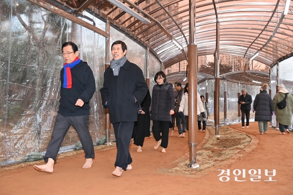 이현재 하남시장이  지난 30일 캐노피가 설치된 감일문화공원 황톳길을 시민들과 함께 걷고 있다. /하남시 제공