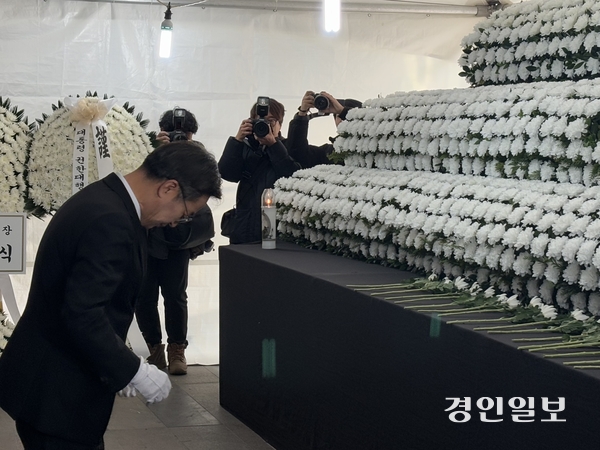 김동연 경기도지사가 전남 무안국제공항에서 발생한 제주항공 여객기 참사 희생자를 애도하기 위해 31일 수원역 합동분향소를 조문했다. 2024.12.31 /이영지기자 bbangzi@kyeongin.com