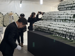 김동연, 무안 제주항공 참사 합동분향소 조문… “끝까지 함께 하겠다”