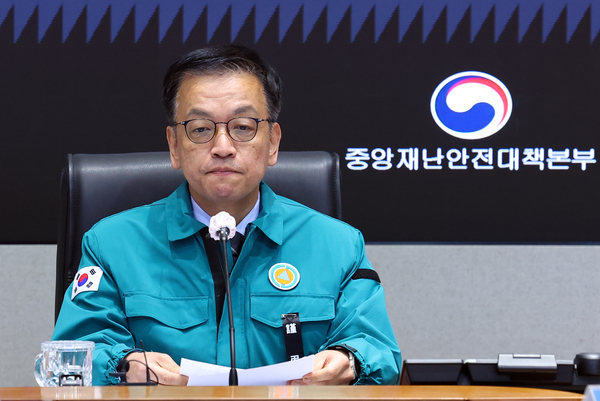 최상목 대통령 권한대행 부총리 겸 기획재정부 장관이 31일 오전 정부서울청사에서 열린 제주항공 여객기 사고 중앙재난안전대책본부(중대본) 5차 회의에 참석하고 있다. 2024.12.31 /연합뉴스