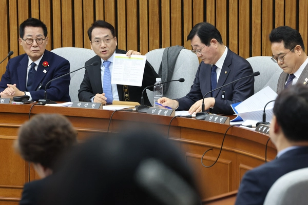 31일 오전 국회에서 열린 ‘윤석열 정부의 비상계엄 선포를 통한 내란 진상규명 국정조사특별위원회’ 전체회의에서 더불어민주당 박선원 의원이 관련 증거 보전의 시급함을 강조하고 있다. 2024.12.31 /연합뉴스