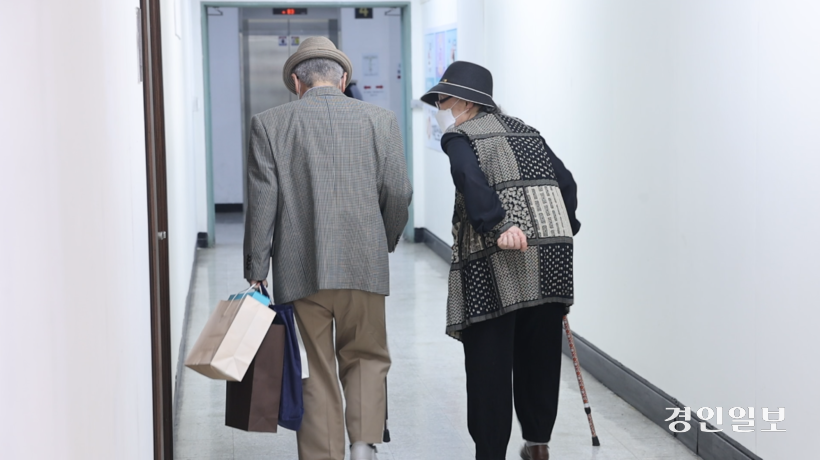 올해 경기도는 ‘간병 SOS 프로젝트’를 통해 저소득층 65세 이상 노인에게 연간 최대 120만 원의 간병비를 지원한다. /경인일보DB