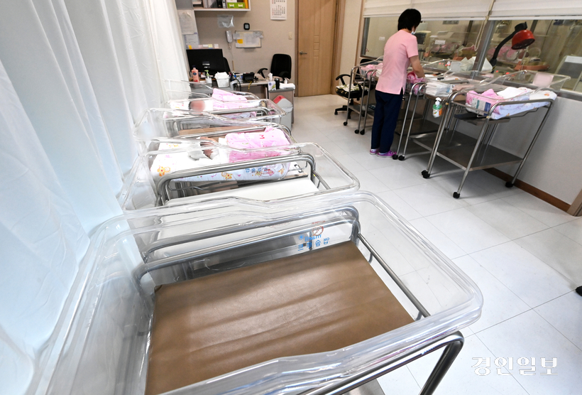 육아휴직 급여액을 육아휴직 기간에 따라 기존 월 최대 150만원에서 250만원까지로 상향한다. /경인일보DB