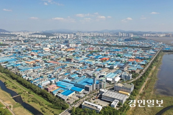 국내외 경제 불확실성이 커지면서 바이오 업종을 제외한 인천 지역 대부분의 주요 기업들이 올해 업황 전망을 낙관하지 못하고 있는 것으로 나타났다. 사진은 남동국가산업단지 모습. /경인일보DB