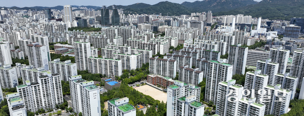 노후계획도시정비 선도지구로 선정된 3개 구역 5천460세대를 시작으로 올해부터 본격적인 정비사업에 들어가는 안양 평촌신도시 일대 전경. /경인일보DB