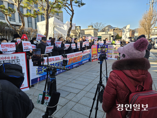 보수단체 집회 현장. 2024.12.24/김지원기자zone@kyeongin.com