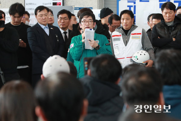 이진철 국토부 부산지방항공청장이 30일 오후 무안국제공항에서 제주항공 여객기 사고 탑승객 유가족에게 브리핑을 하고 있다. 2024.12.30 /이지훈기자 jhlee@kyeongin.com
