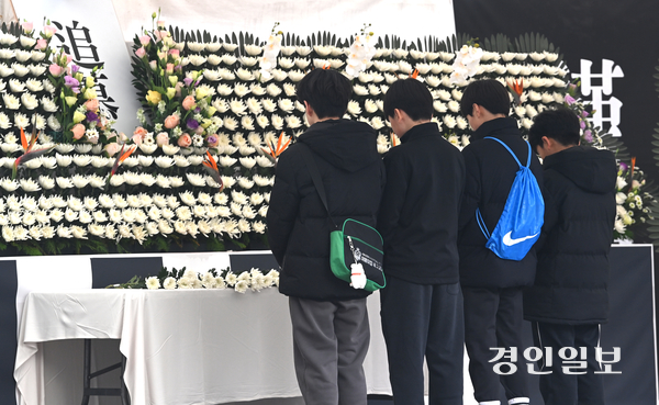 30일 오후 오산시청 앞에 마련된 무안공항 제주항공 여객기 사고 사망자 합동분향소를 찾은 시민들이 헌화하고 있다. 2024.12.30 /최은성기자 ces7198@kyeongin.com
