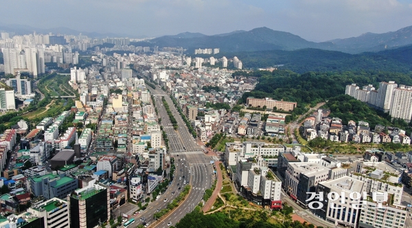 인덕원 사거리에서 종합운동장 방향으로 바라본 관악대로 일대 전경. /안양시 제공
