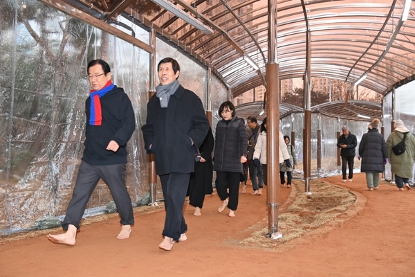 하남시가 지난달 30일 감일문화공원, 위례순라공원의 황톳길을 각각 개장했다. 감일 및 위례지구는 그동안 맨발걷기 장소가 부족, 시민들의 황톳길 조성 민원이 많았고 시는 지역균형발전을 위해 황톳길 추가 조성을 추진해왔다. 하남/김종찬기자 chani@kyeongin.com, 사진/하남시 제공