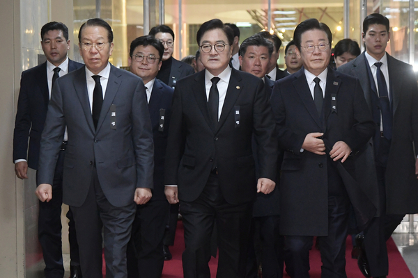 국민의힘 권영세 비상대책위원장, 우원식 국회의장, 더불어민주당 이재명 대표가 31일 서울 여의도 국회 의장실에서 열린 회동에 참석하고 있다. 2024.12.31 /연합뉴스