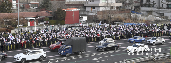 공수처가 내란수괴·직권남용 혐의를 받는 윤석열 대통령의 체포영장을 유효기간인 6일 이전에 집행하겠다고 밝힌 1일 오후 서울 용산구 한남동 대통령 관저 인근에서 보수단체의 탄핵 반대 집회가 열리고 있다. 2025.1.1 /이지훈기자 jhlee@kyeongin.com