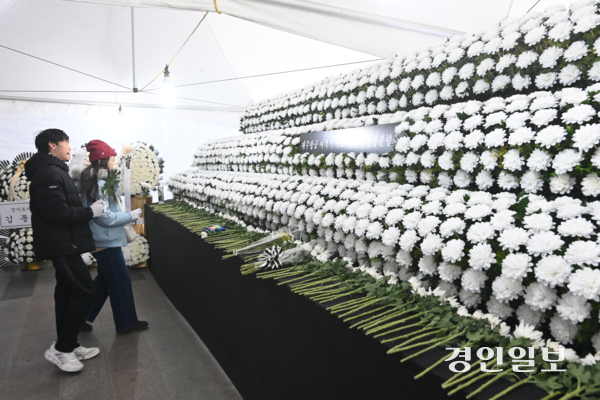 1일 오후 수원역에 마련된 무안공항 제주항공 여객기 사고 사망자 합동분향소를 찾은 시민들이 헌화하고 있다. 2025.1.1 /최은성기자 ces7198@kyeongin.com