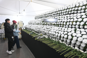 새해 첫날 무거운 마음 “해맞이 대신 추모하러 왔어요” [무안 제주항공 참사]