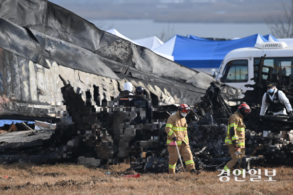30일 오전 전남 무안국제공항에서 소방대원들이 전날 발생한 제주항공 여객기 충돌 폭발 사고 잔해를 수색하고 있다. 2024.12.30 /이지훈기자 jhlee@kyeongin.com