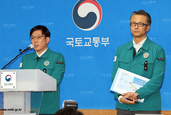 국토교통부 주종완 항공정책실장(왼쪽)이 31일 오전 정부세종청사에서 열린 ‘무안 공항 제주항공 여객기 사고 브리핑’에서 기자들의 질문에 답하고 있다. 오른쪽은 유경수 항공안전정책관. 2024.12.31 /연합뉴스
