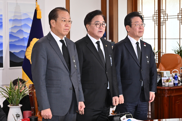 국민의힘 권영세 비상대책위원장(왼쪽부터), 우원식 국회의장, 더불어민주당 이재명 대표가 31일 오후 서울 여의도 국회 의장실에서 회동 전 기념 촬영하고 있다. 2024.12.31 /연합뉴스
