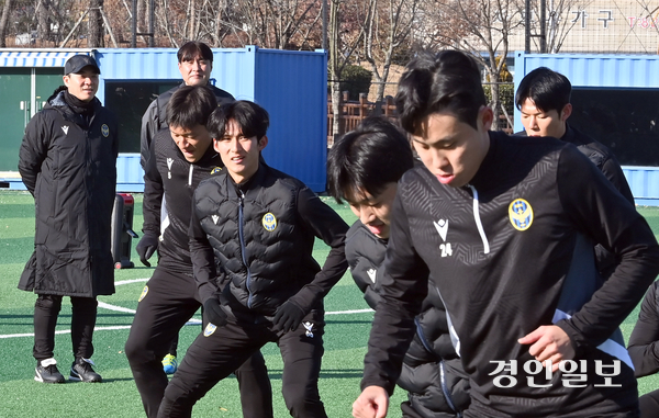 윤정환 인천 유나이티드 신임 감독이 26일 연수구 인천유나이티드 축구센터에서 선수들의 훈련을 지켜보고 있다/김용국기자yong@kyeongin.com.