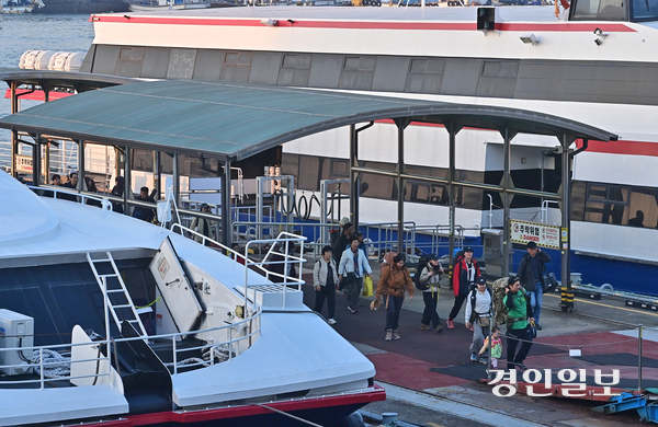 인천시 중구 인천항 연안여객터미널에서 섬지역에서 도착한 여객선 이용객들이 이동하고 있다. /경인일보DB