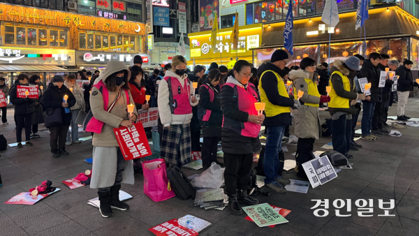 윤석열 퇴진을 촉구하는 인천시민촛불 집회 참가자들이 제주항공 여객기 참사 희생자들의 명복을 비는 묵념을 하고 있다. 2025.1.2 /송윤지기자 ssong@kyeongin.com