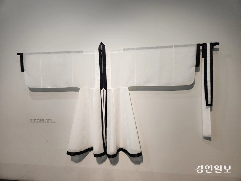 경기도박물관 무장애 기증특별전 ‘巖巖汪汪: 만 길 벽, 천 이랑 바다’ 전시 모습. 2025.1.2 /구민주기자 kumj@kyeongin.com