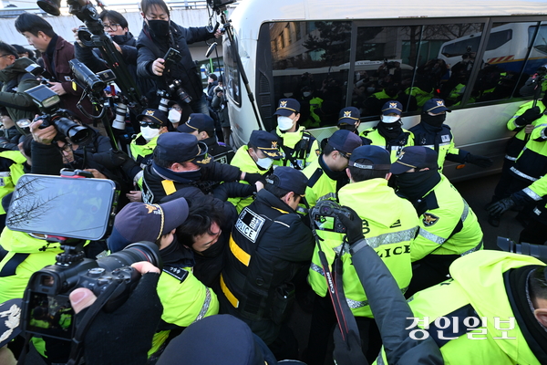 윤석열 대통령에 대한 체포영장 발부 사흘째인 2일 서울 용산구 한남동 대통령 관저 정문 앞 도로에 누워있는 지지자들을 경찰들이 해산시키고 있다. 2024.1.2 이지훈 기자