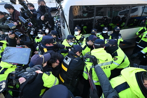 대통령 체포영장 집행… 국민의힘 ‘위법’ vs 민주당 ‘여론전’