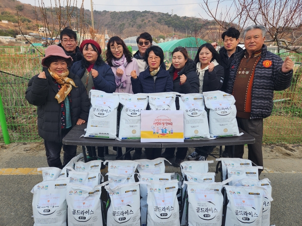 인천 옹진군 자월면 주민자치회가 지난해 12월30일 100만원 상당 쌀을 취약계층에 전달했다. /옹진군 제공