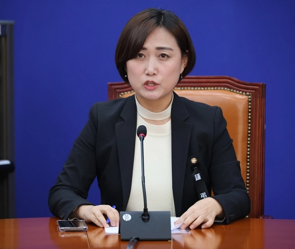 2일 정책조정회의에서 원내부대표인 백승아 의원이 고교무상교육 국비지원법을 공포할 것을 촉구하고 있다. 2025.1.2 /백승아 의원실 제공