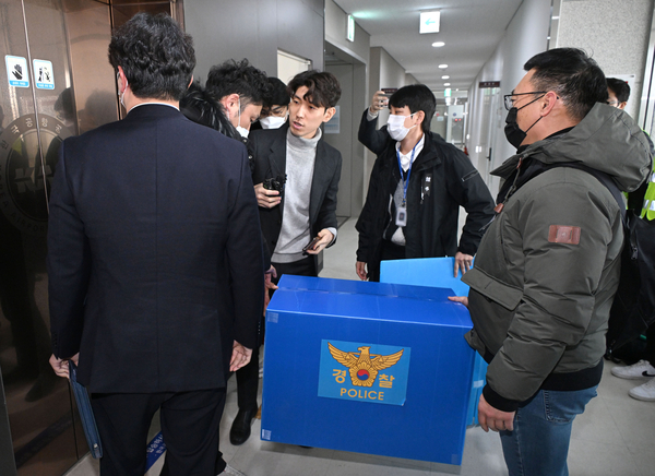 2일 전남 무안군 무안국제공항 운영부 사무실에서 압수수색을 마친 경찰 관계자들이 박스를 들고 나서고 있다. 2025.1.2 /연합뉴스